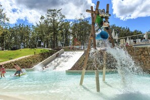 4 piscines extérieures, chaises longues