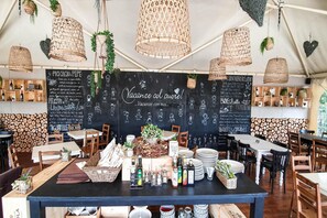 Petit déjeuner buffet servi tous les jours en supplément