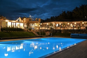 4 outdoor pools, sun loungers
