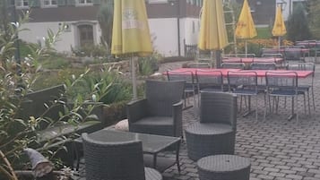 Phục vụ bữa sáng, bữa trưa, bữa tối, đặc sản vùng