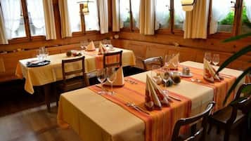 Breakfast, lunch, dinner served; Regional cuisine