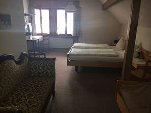 Hochwertige Bettwaren, Schreibtisch, kostenlose Babybetten