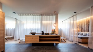 Una sala de estar moderna con una mesa de centro de madera, un sofá y una zona de comedor con mesa y sillas.