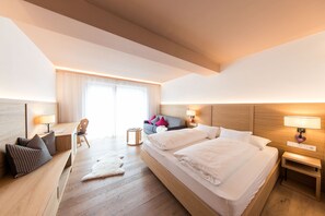 Ropa de cama de alta calidad, edredones de plumas, minibar y caja fuerte