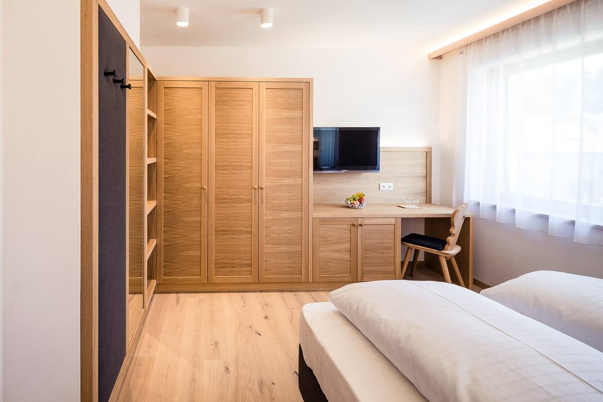 Eenvoudige tweepersoonskamer | Luxe beddengoed, donsdekens, een minibar, een kluis op de kamer
