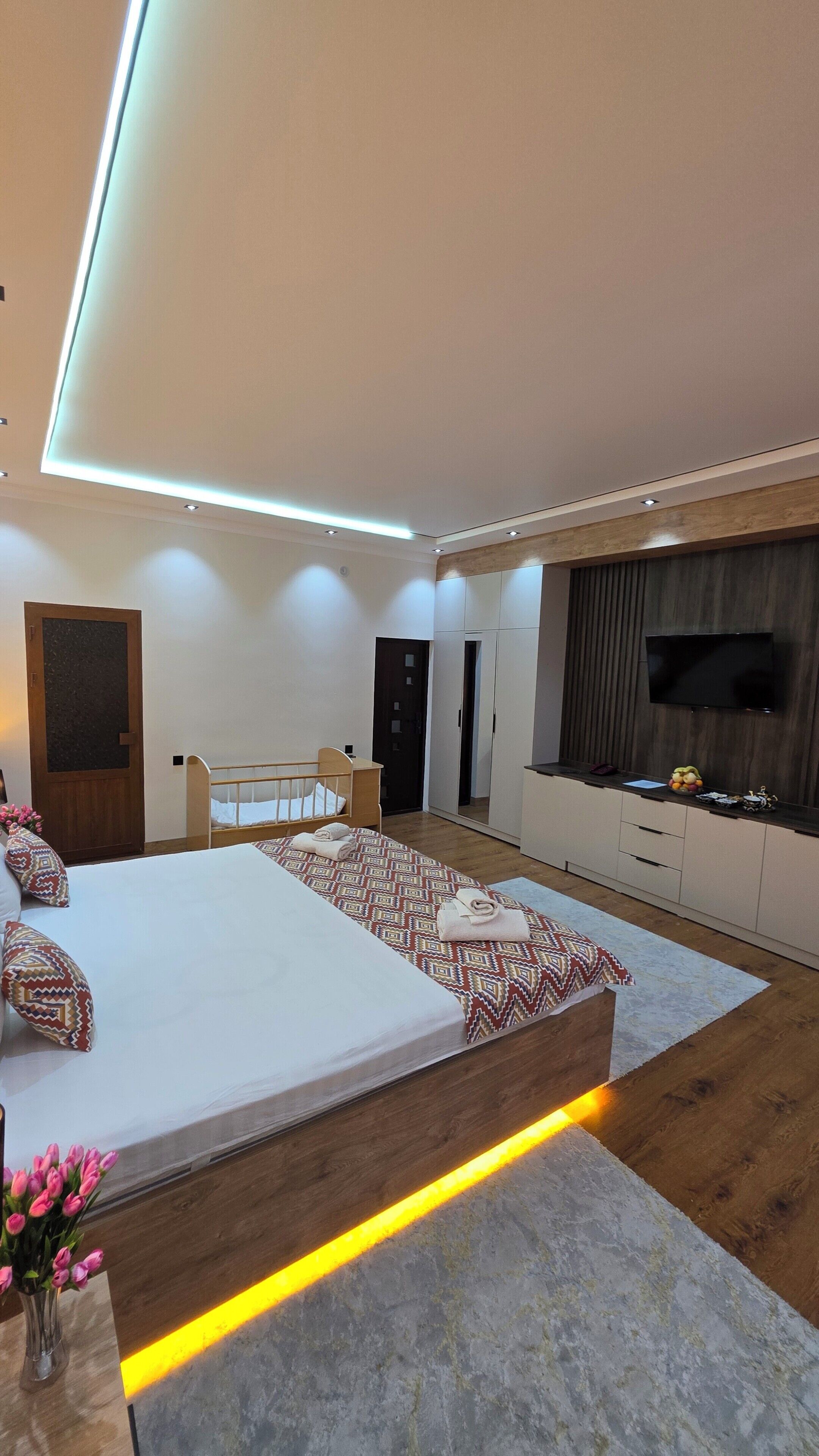 Escritorio, sistema de insonorización y wifi gratis 