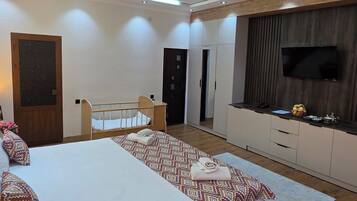 Escritorio, sistema de insonorización y wifi gratis