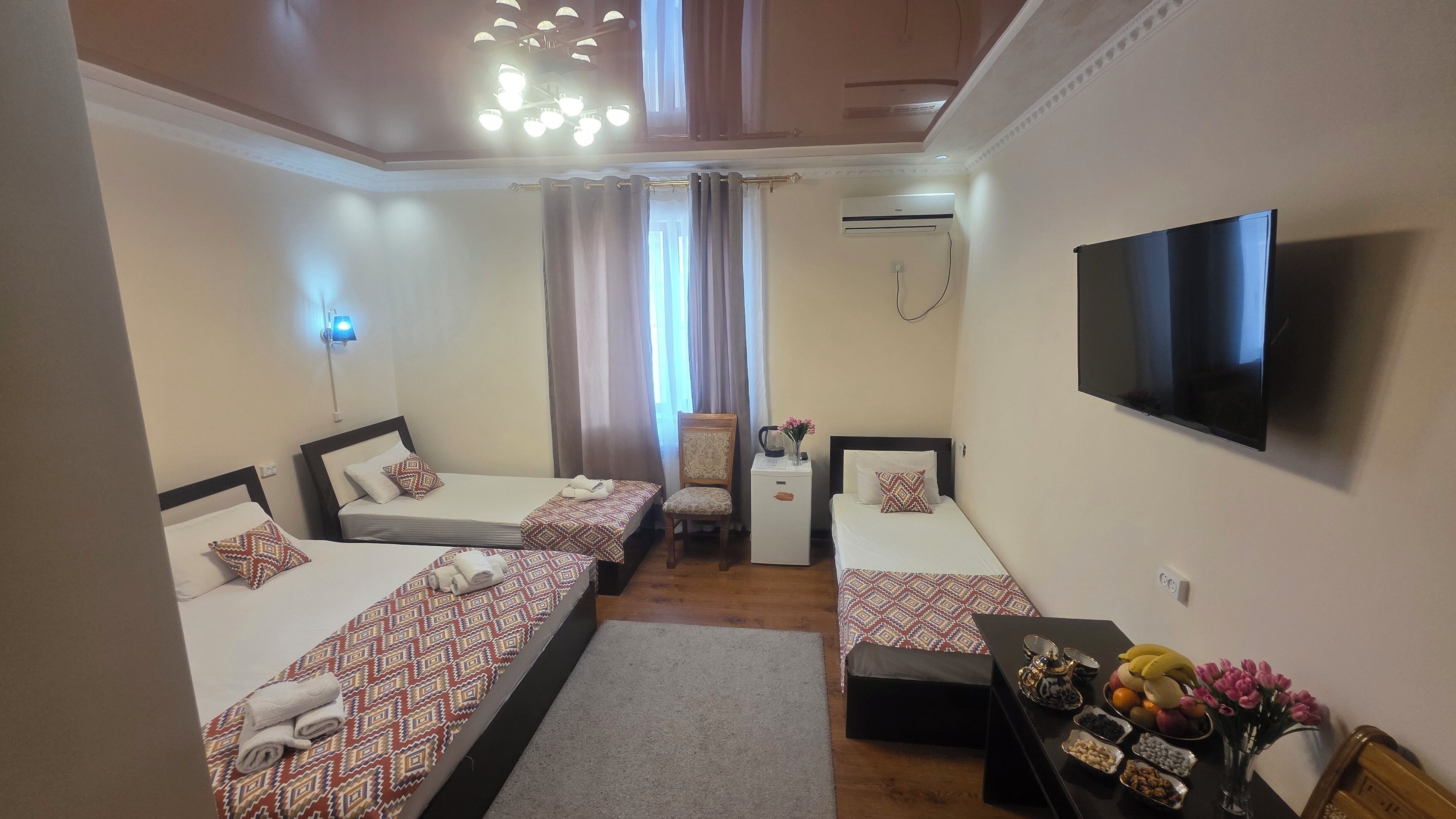 Habitación cuádruple estándar | Escritorio, sistema de insonorización, cunas (de pago) y wifi gratis
