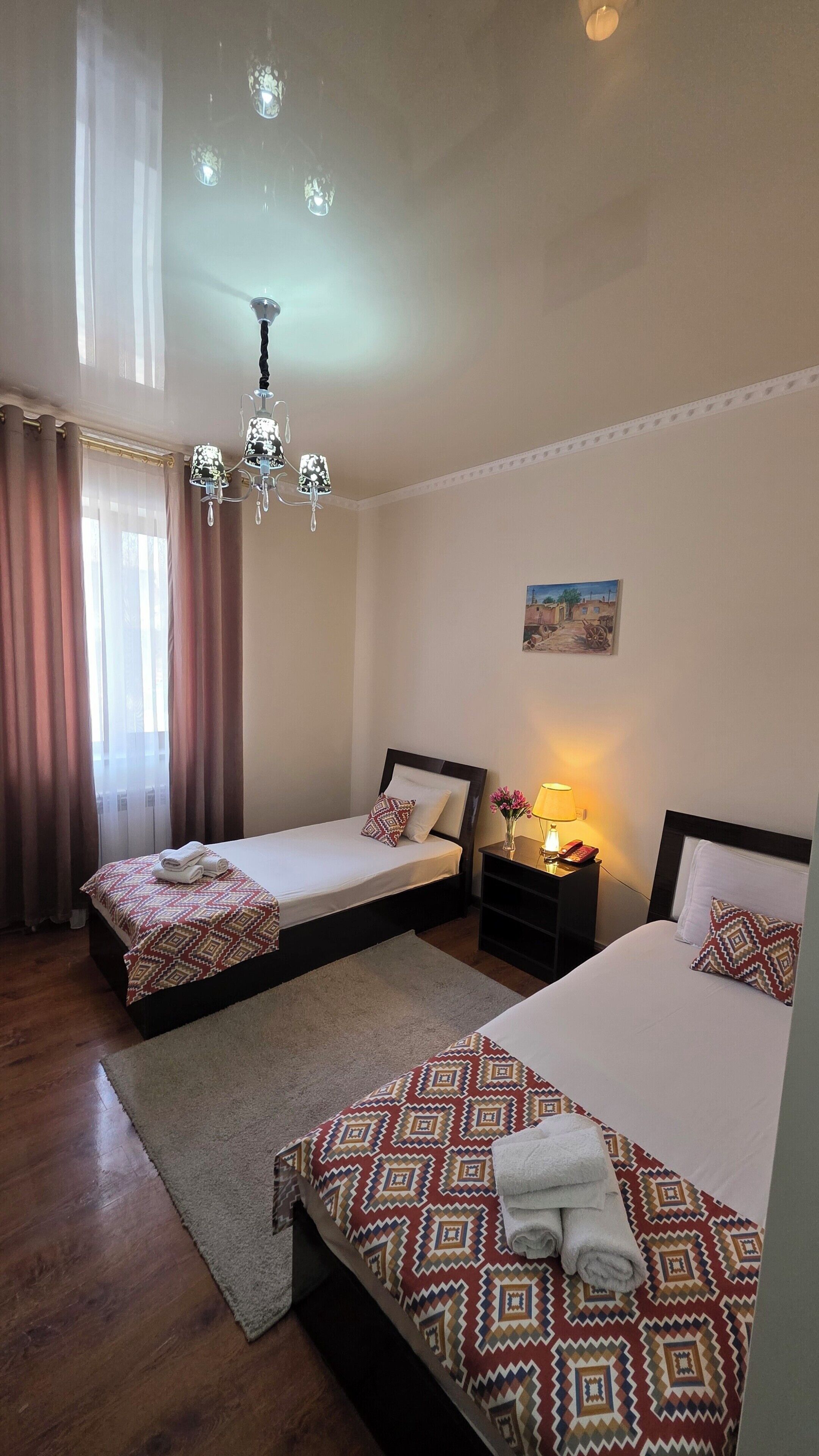 Habitación estándar con 1 cama doble o 2 individuales, vistas a la ciudad | Escritorio, sistema de insonorización, cunas (de pago) y wifi gratis
