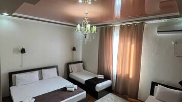 Habitación cuádruple estándar | Escritorio, insonorización, cunas y wifi gratis