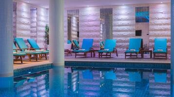 2 Innenpools, LiegestĂŒhle