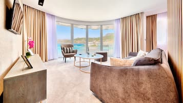 Appartement, 2 slaapkamers, niet-roken, uitzicht op zee | Woonruimte | Een 55-cm lcd-televisie met kabelzenders en televisie