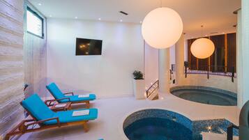 2 piscines couvertes, chaises longues