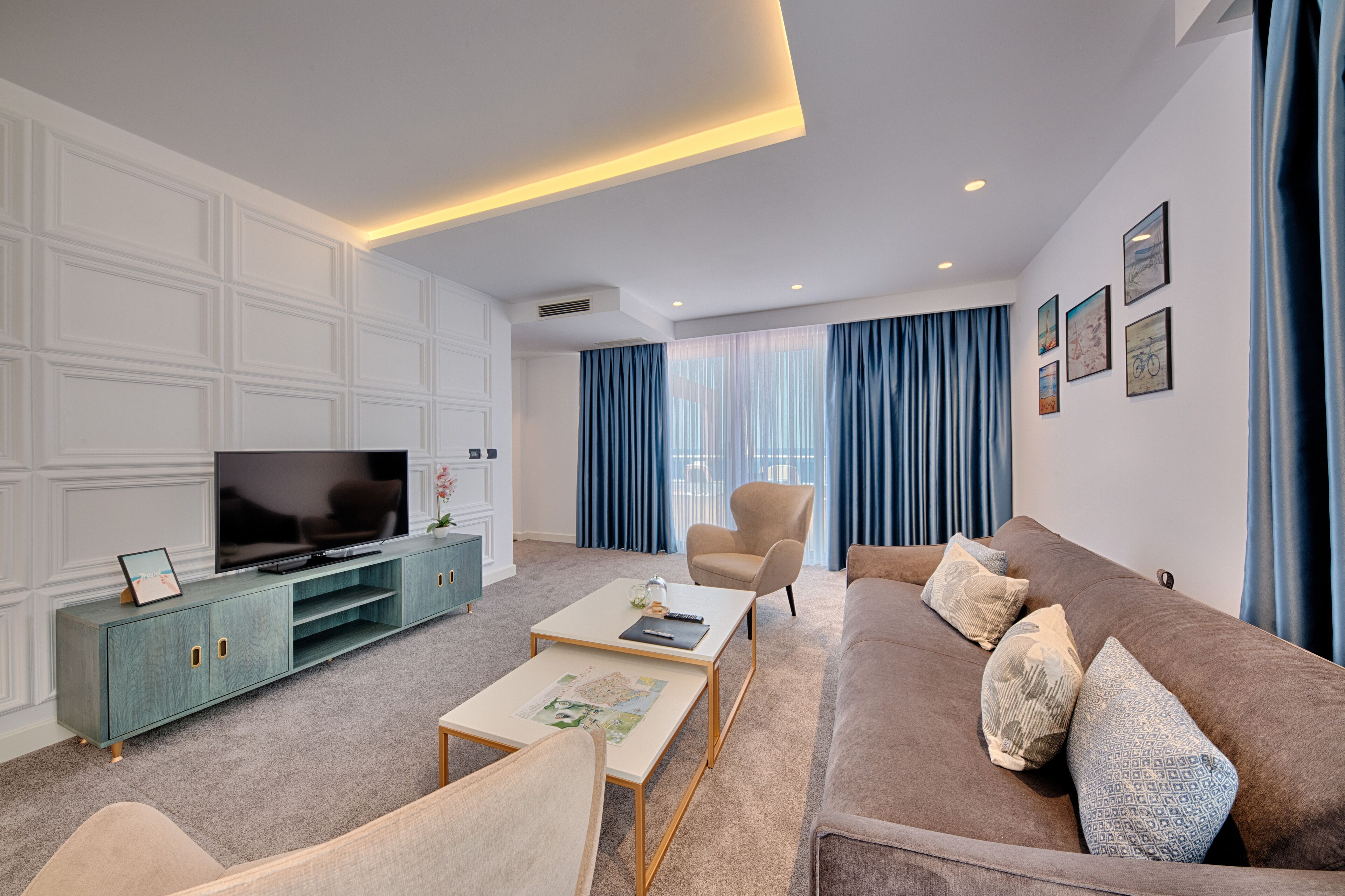 apartment, 1 bedroom | living area | 55-cm lcd tv with cable channels, tv