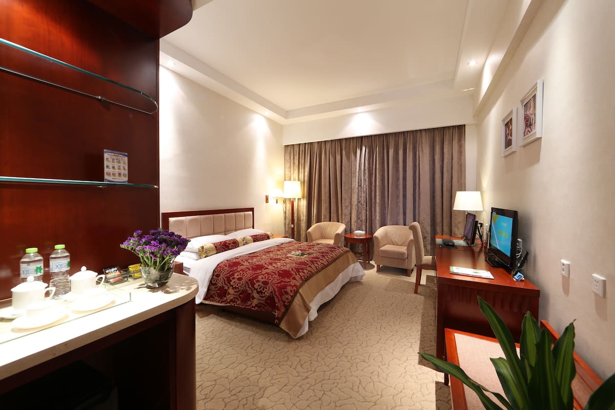 Deluxe tweepersoonskamer | Luxe beddengoed, een bureau, verduisterende gordijnen