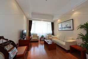 Deluxe Suite | Living room