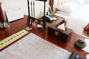 Premium bedding, desk, blackout curtains, iron/ironing board - Haiyue Hotel Yantai (Yantai)