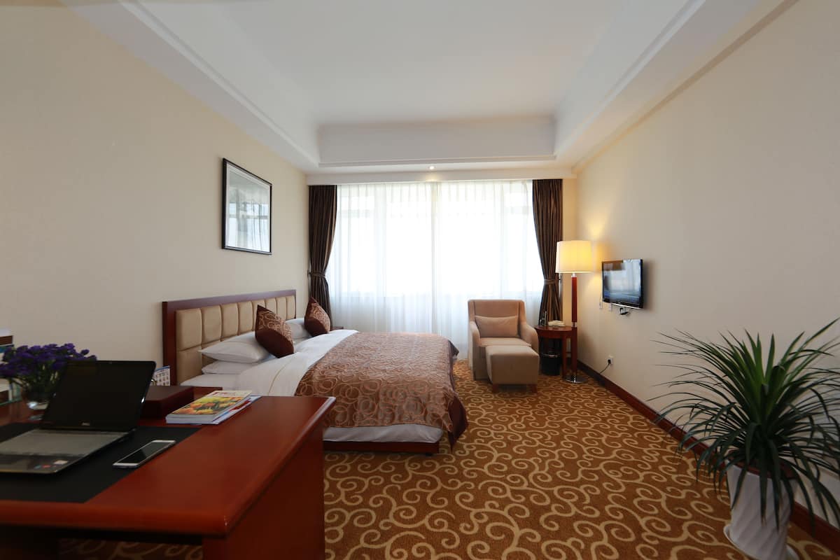 Deluxe suite | Luxe beddengoed, een bureau, verduisterende gordijnen