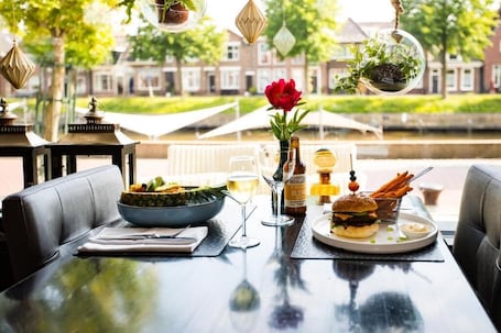 Se sirven almuerzos y cenas, cocina local. Hotel Café Restaurant De Posthoorn