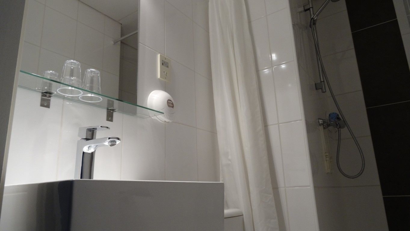 double room | bathroom | free toiletries, towels