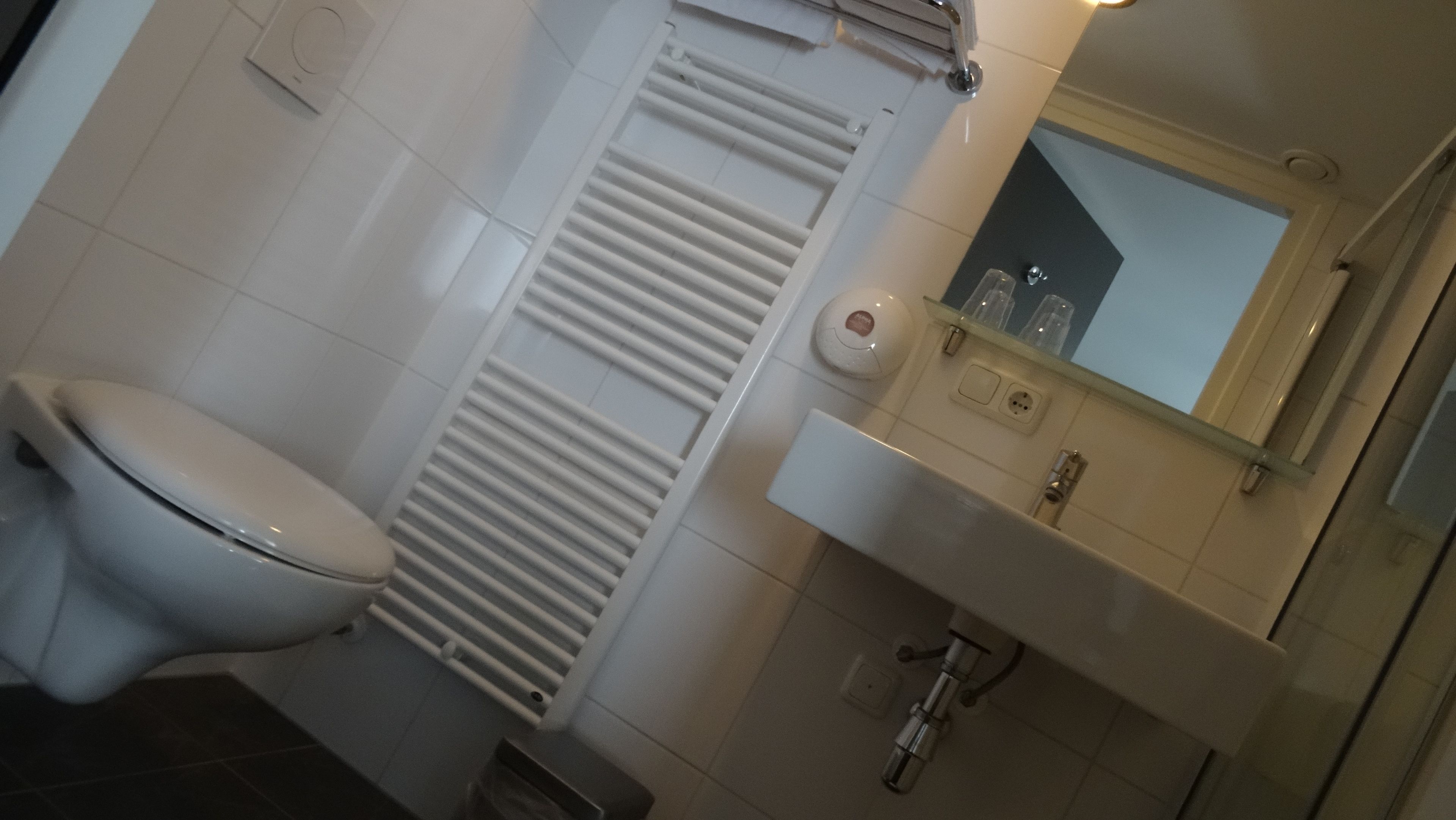 family room | bathroom | free toiletries, towels