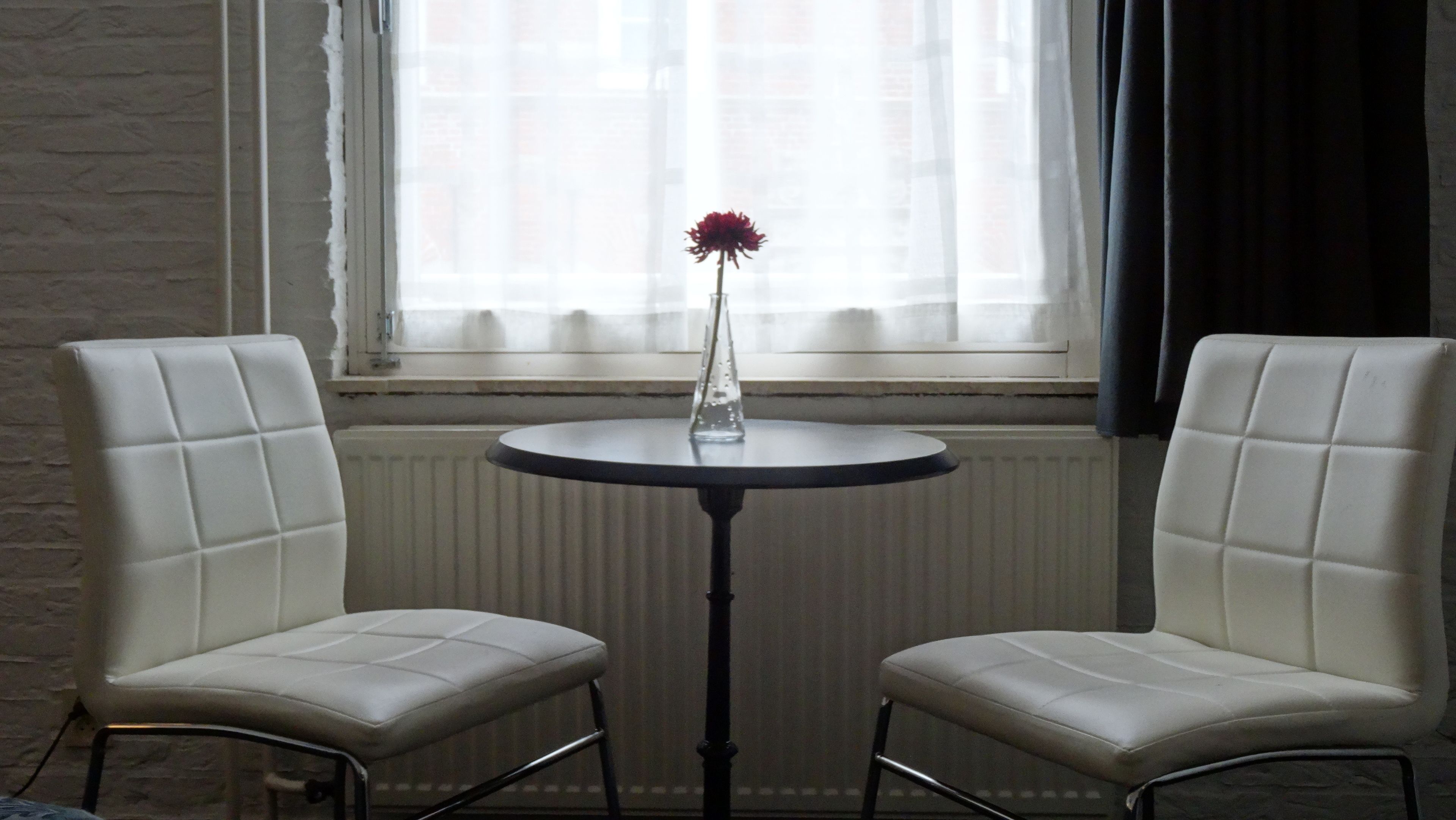 Een bureau, gratis wifi, beddengoed