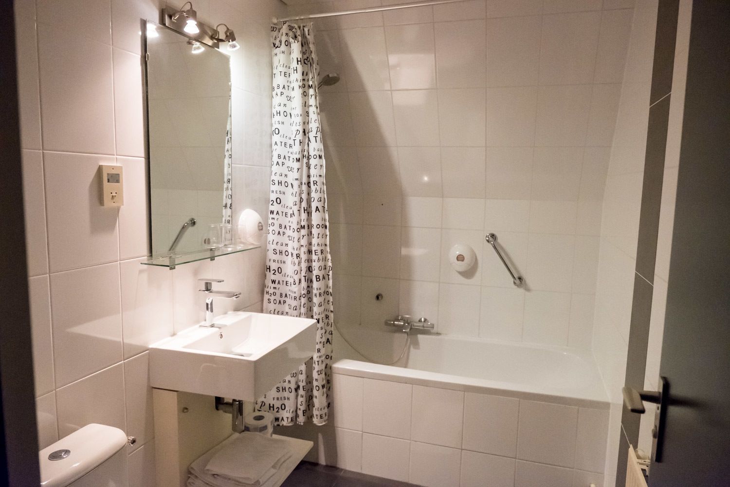 family room | bathroom | free toiletries, towels