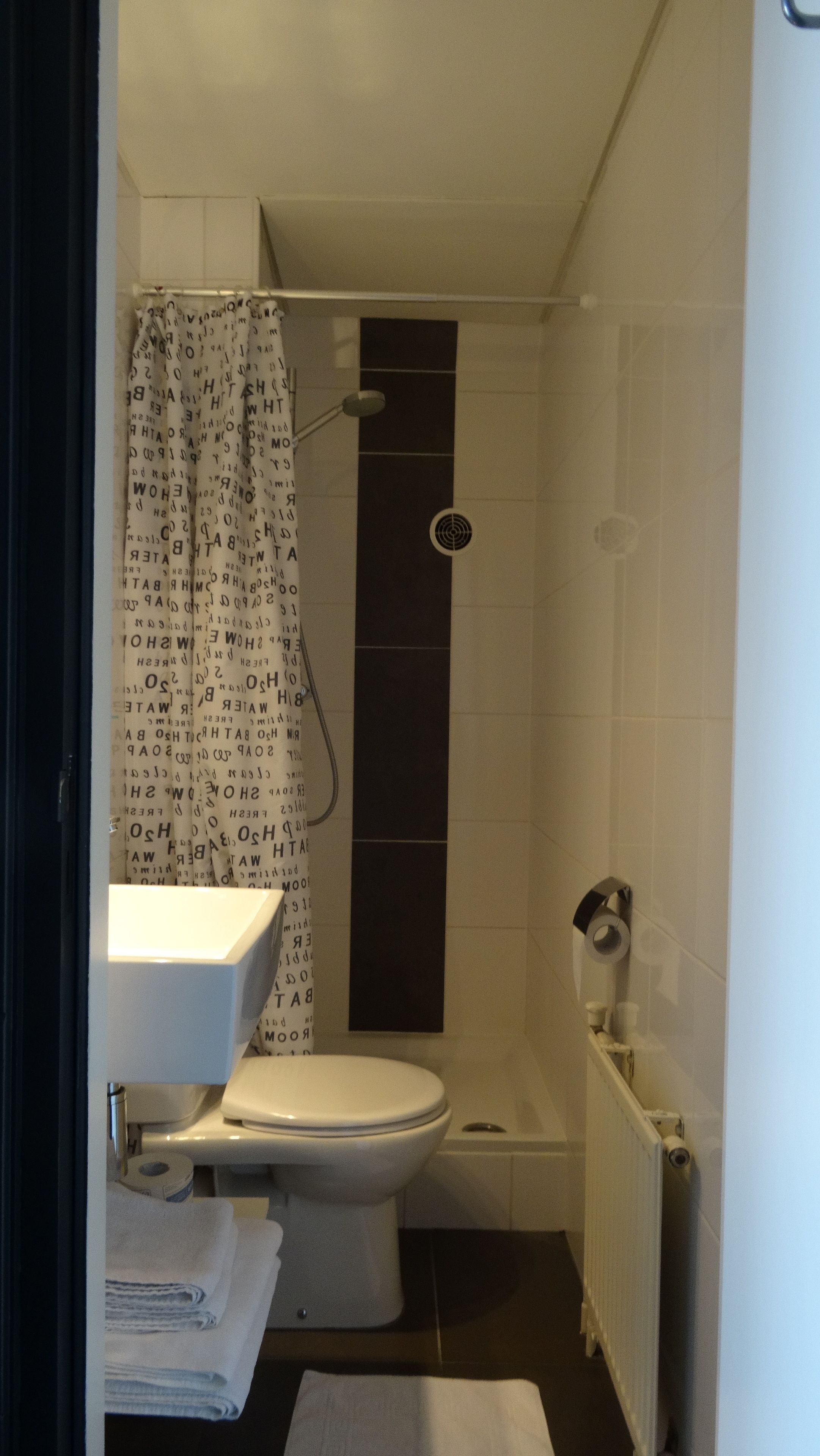 double room | bathroom | free toiletries, towels