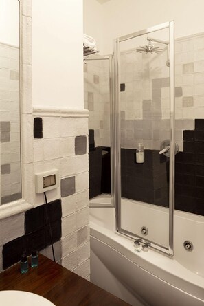 Superior Double or Twin Room | Bathroom amenities | Combined shower/tub, jetted tub, free toiletries, hair dryer - Suite d'autore (Piazza Armerina)