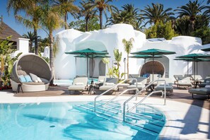 On the beach, sun-loungers, beach umbrellas, beach towels - The Oasis by Don Carlos Resort (Marbella)