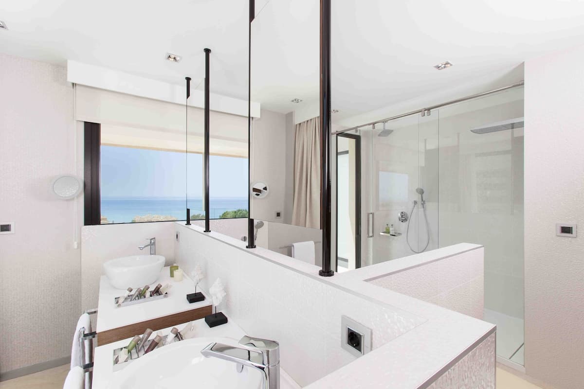 deluxe suite, terrace, sea view | bathroom | separate bathtub and shower, rainfall showerhead, designer toiletries