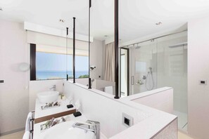Suite Deluxe, terraza, vistas al mar | Baño | Bañera y ducha independientes y cabezal de ducha tipo lluvia