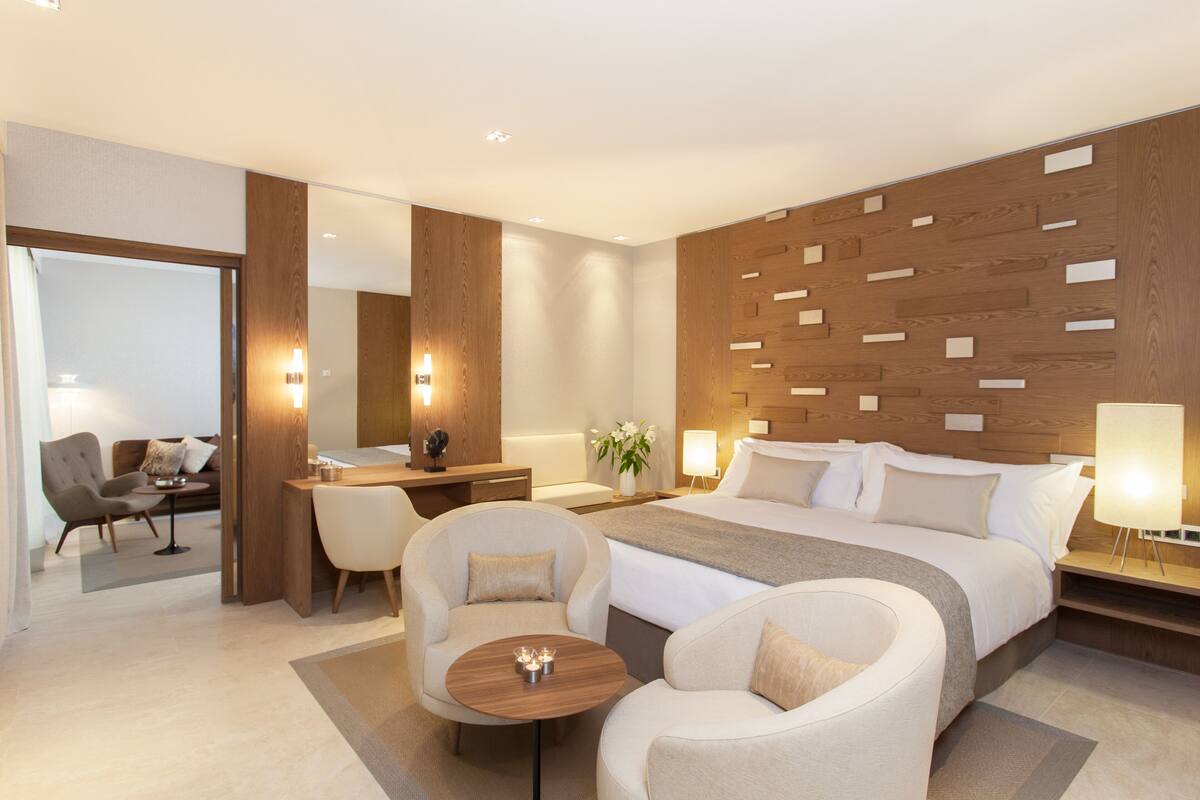 Daunenbettdecken, Minibar, Zimmersafe, Schreibtisch