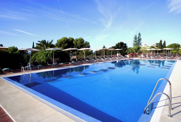 2 outdoor pools, pool umbrellas, pool loungers