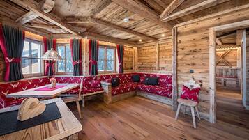 Exclusive-Chalet, Sauna, Bergblick | Wohnbereich