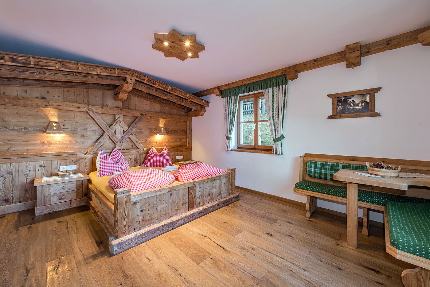 Ein rustikaler Holzraum mit einem Bett, einer Bank und einem Tisch.