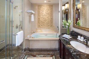 Executive Lake View Suite | Bathroom | Shower, free toiletries, hair dryer, slippers - Hengda Hotel Nanjing (Nanjing)