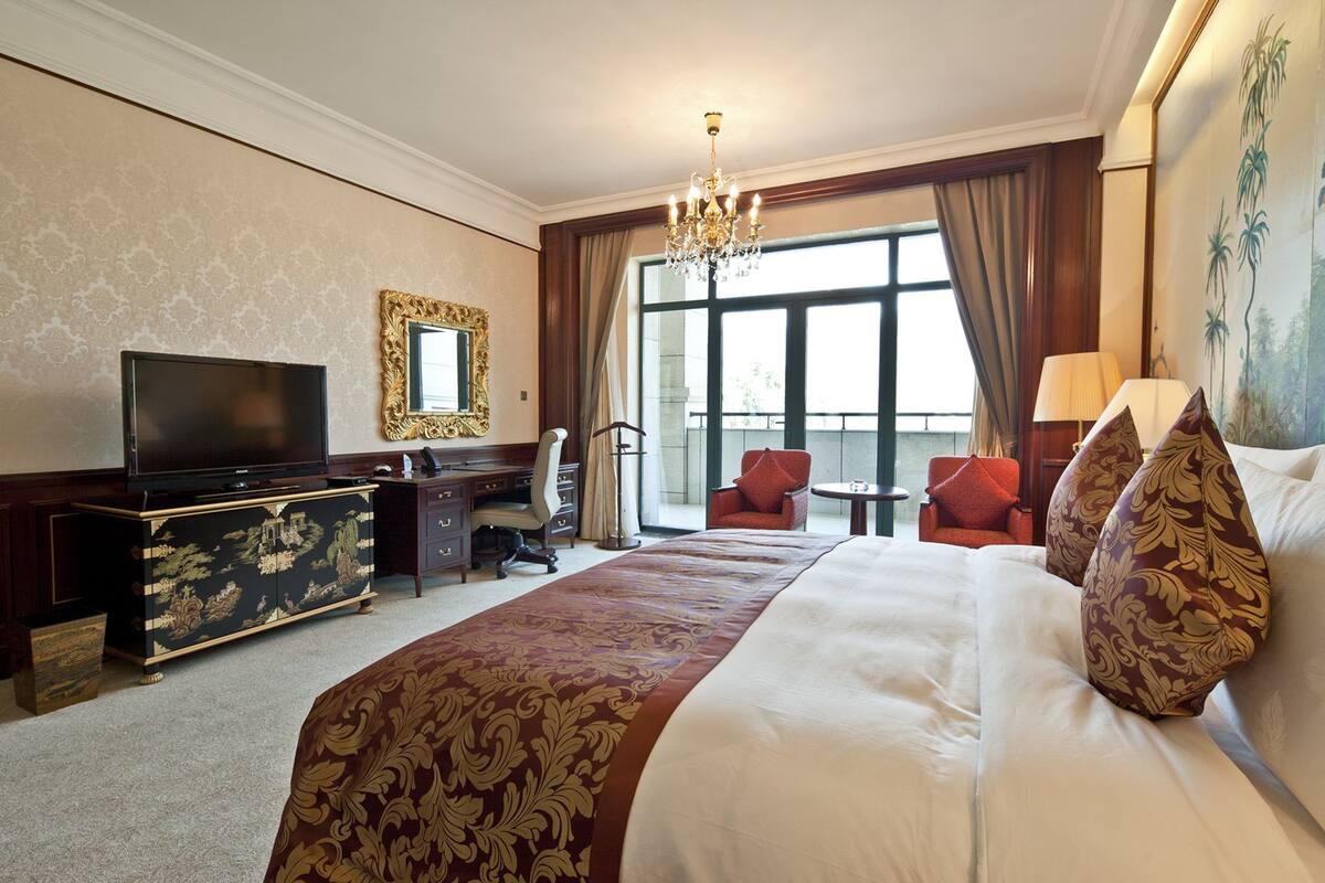 Minibar, in-room safe, desk, blackout curtains