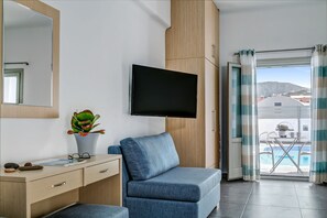 40-inch flat-screen TV with satellite channels, LCD TV - Blue Senses Villas (Santorini)