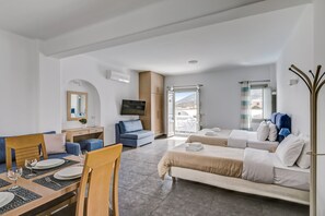 40-inch flat-screen TV with satellite channels, LCD TV - Blue Senses Villas (Santorini)