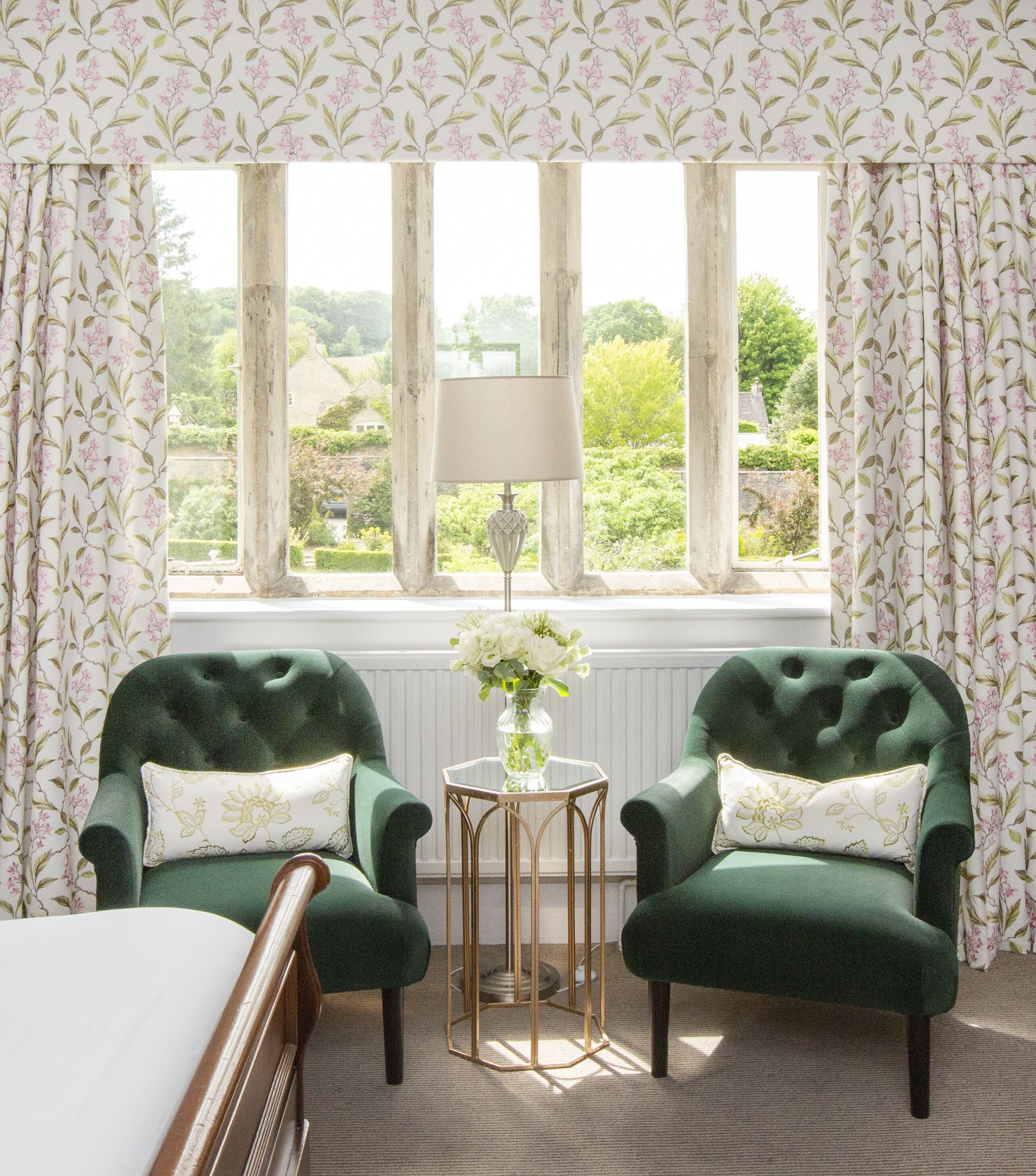 deluxe double room, garden view | living area | flat-screen tv