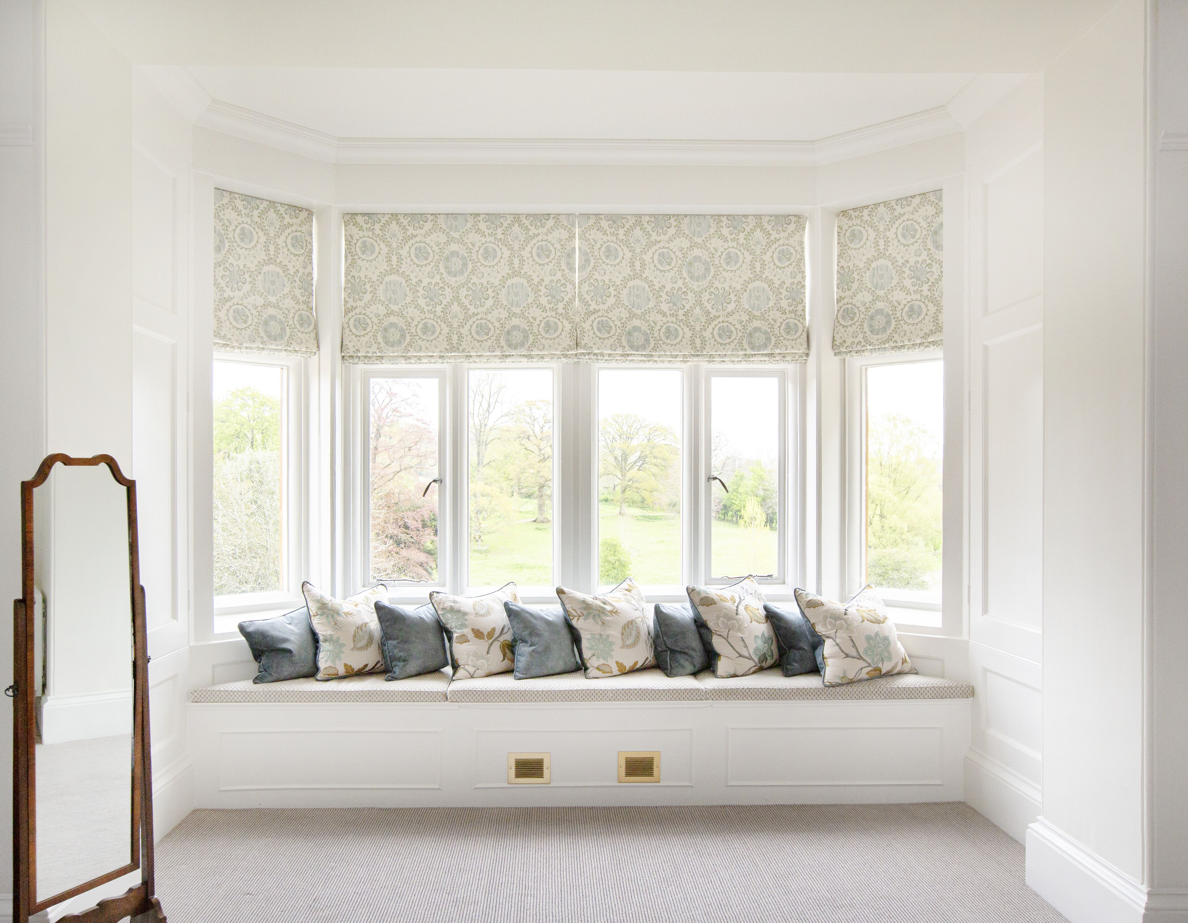 luxury room, garden view | living area | flat-screen tv