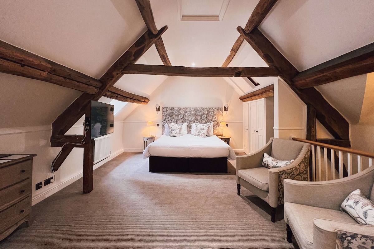 Premium bedding, in-room safe, individually decorated