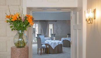 2 restaurants, breakfast, dinner served; British cuisine 