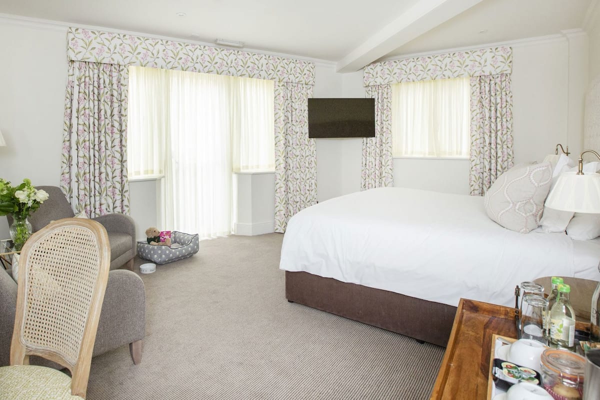 Premium bedding, in-room safe, individually decorated