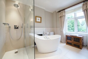 Habitació doble Deluxe, vistes al jardí | Bany | Articles de tocador gratuïts, assecador de cabells i barnussos 