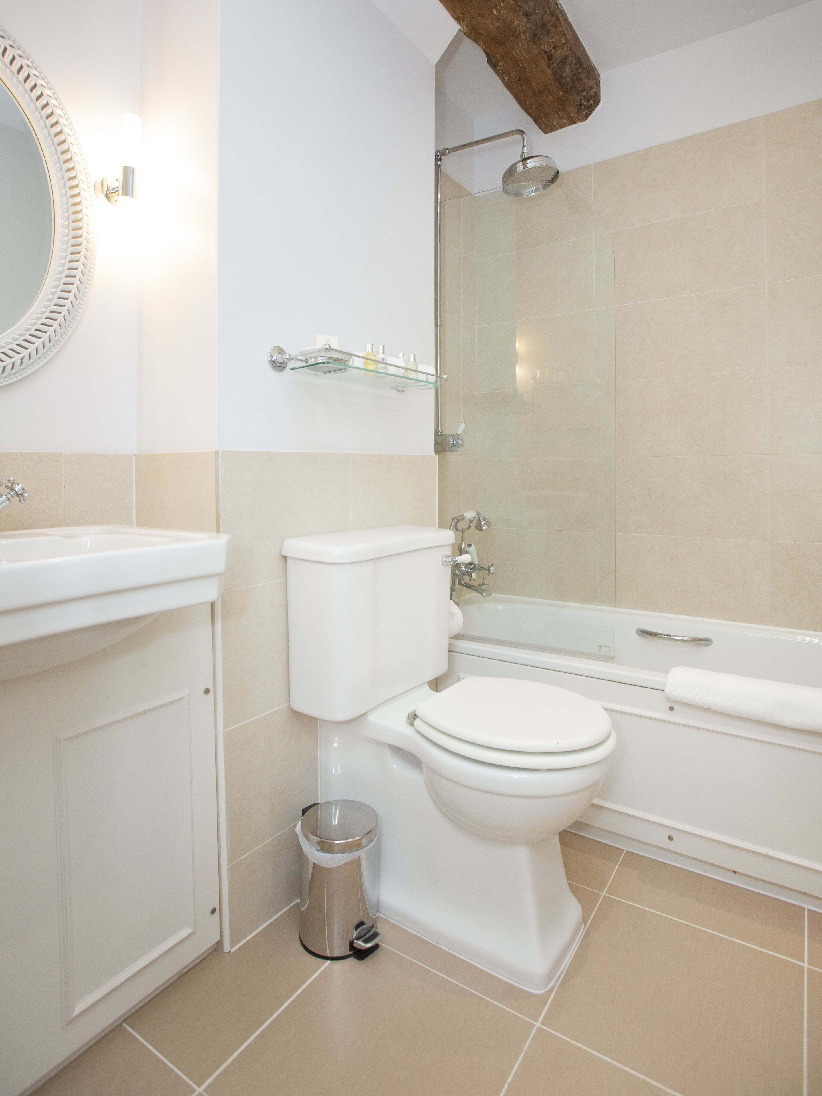 Un baño con inodoro, lavamanos y bañera.