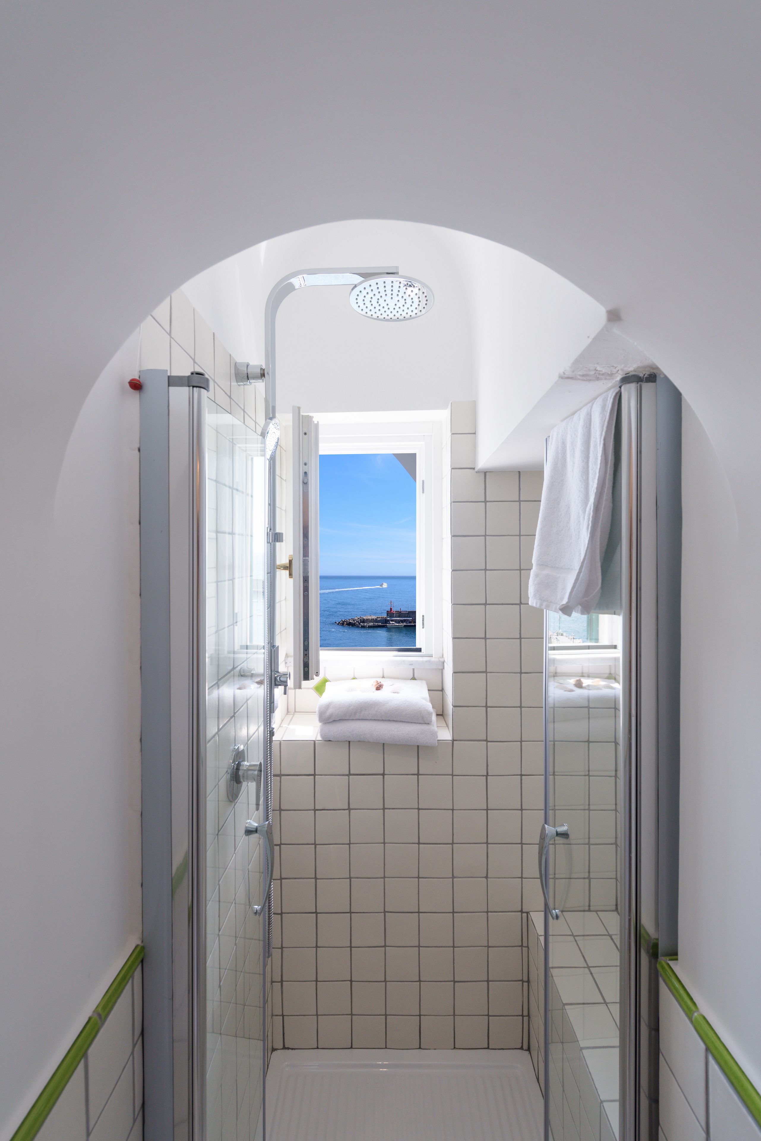 Kamar Double Superior, pemandangan laut | Kamar mandi | Shower, pancuran hujan, pengering rambut, dan kloset