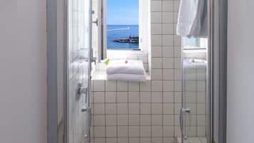 Kamar Double Superior, pemandangan laut | Kamar mandi | Shower, pancuran hujan, pengering rambut, dan kloset