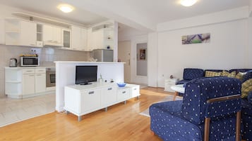 Appartement Supérieur, 1 chambre, balcon | Coin séjour | Télévision à écran plat de 42 pouces avec chaînes par câble, télévision